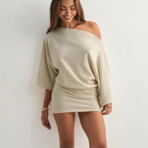 Nelly beige klänning - Nelly effortless poncho dress knappt använd storlek s