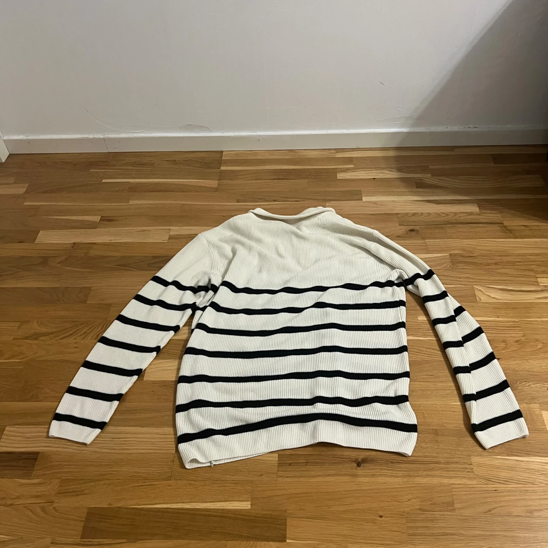 Randig vit stickad tröja med half zip - 1