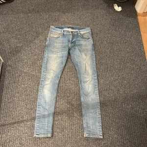  Nudie Jeans  - Säljer ett par ljusblå jeans från Nudie Jeans i storlek 29/30. Jeansen har klassisk femficksdesign, snygga slitningar och kontrastsömmar. Materialet är mjukt . Perfekt för dig som gillar en cool tvätt. Skick skulle säga 8/10 pris 299
