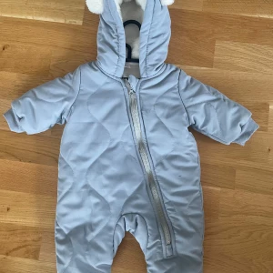 En mysig overall i stl 68 - En mysig overall i stl 68. Passar bra att ha nu när det börjar bli lite kyligare ute. Väldigt gullig med gulliga små öron