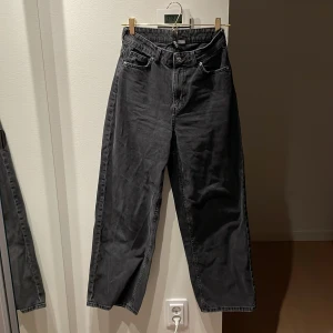 Svarta baggy jeans | H&M Divided  - Säljer ett par svarta jeans från H&M (Divided) i storlek 34. De har hög midja, raka ben med wide fit och klassisk femficksdesign. 🖤