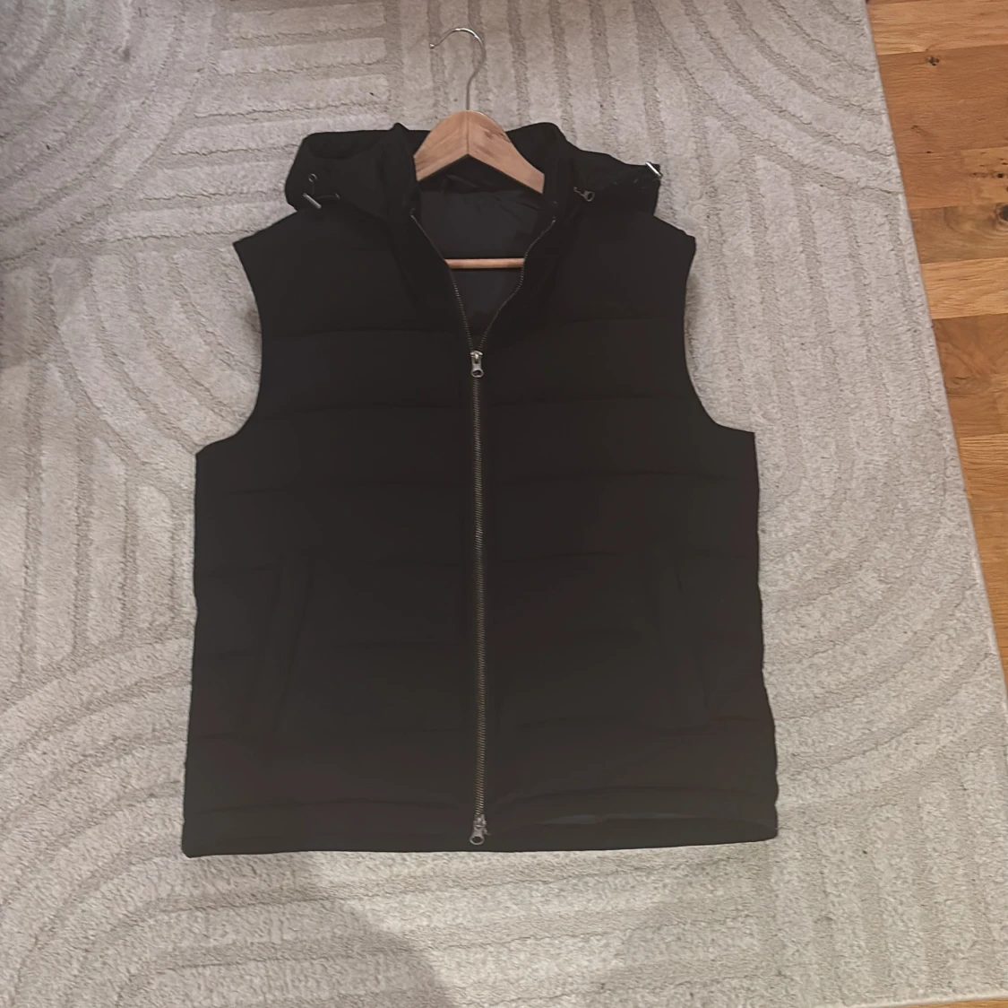 Svart dunväst med huva och dragkedja - 2