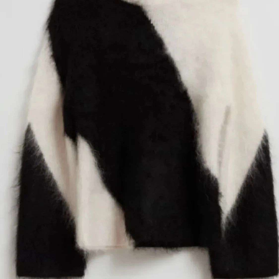 Fluffig svartvit stickad tröja
