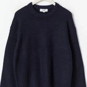 Mörkblå stickad tröja med rund hals - Mysig mörkblå stickad tröja💙