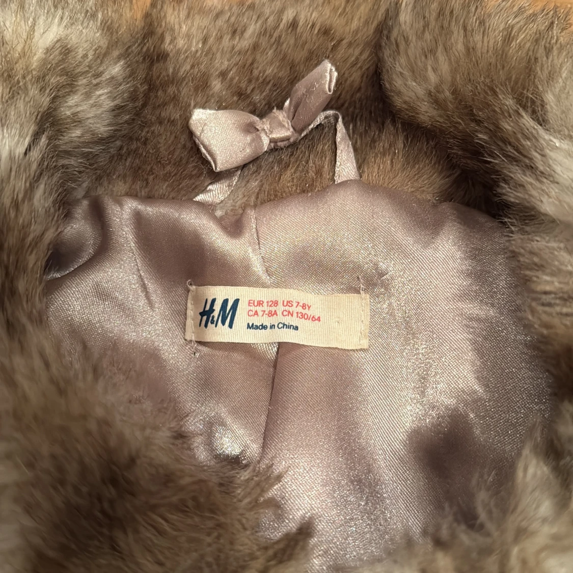 Beige pälsjacka med bälte från H&M till barn .  - 2