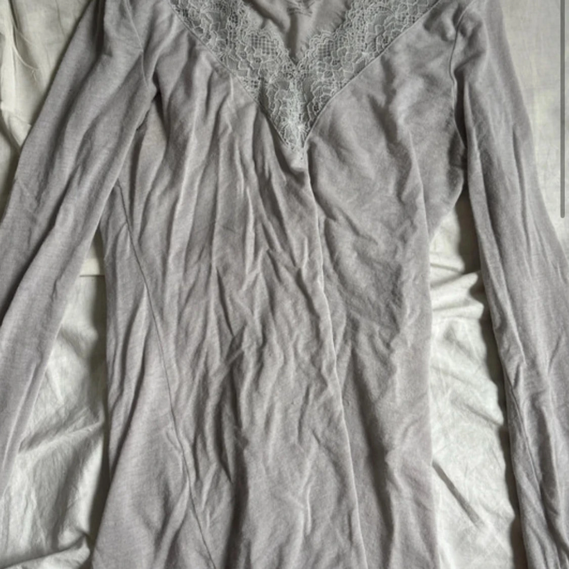 Ljusgrå spetsdetaljerad tröja Intimissimi