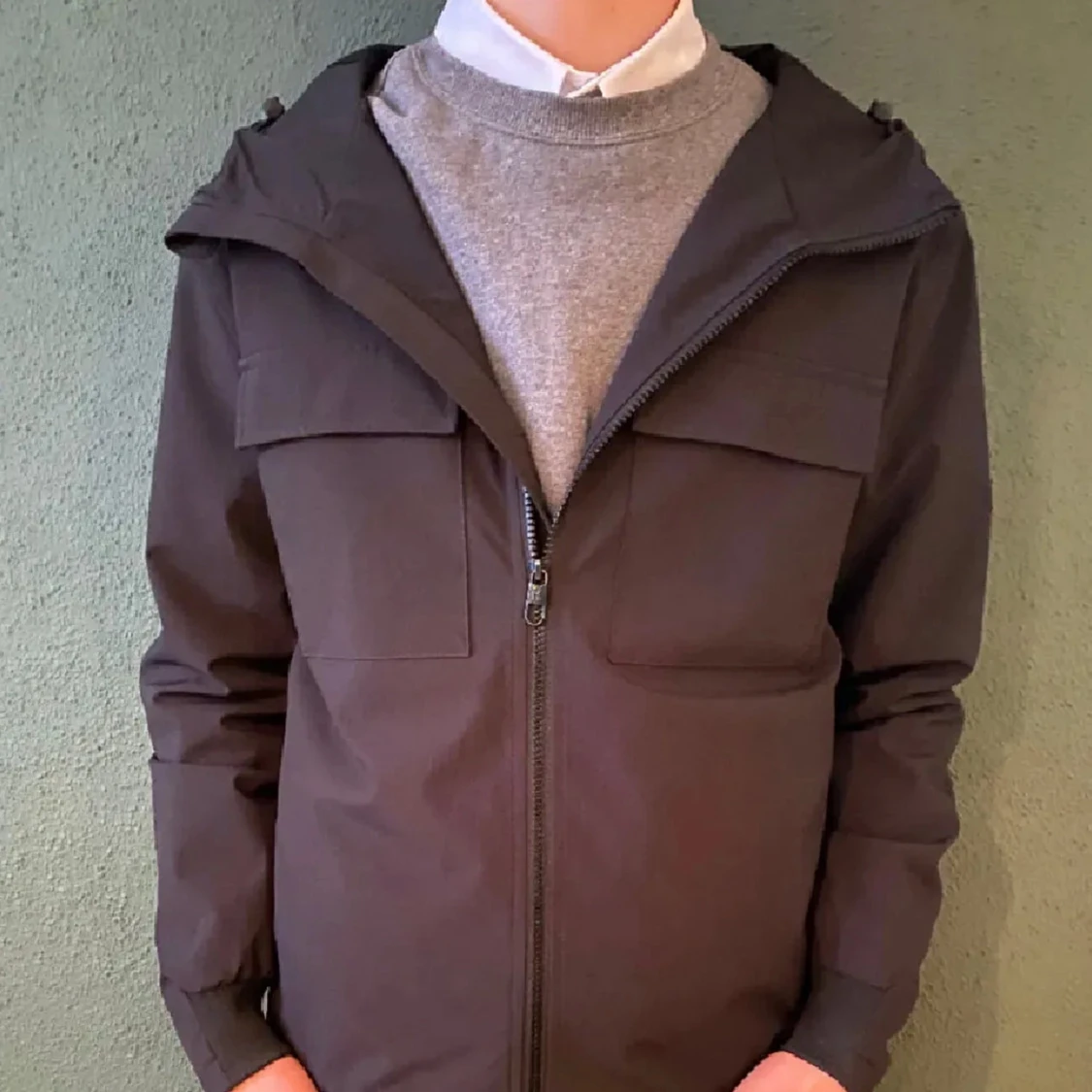 Svart vindjacka med huva och fickor - 1