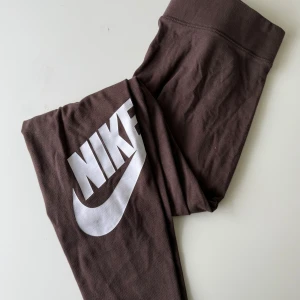 NIKE TIGHTS - Bruna tights från Nike, storlek M. Nypris 499kr.