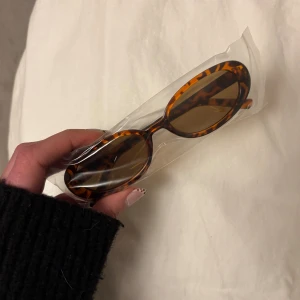 Ovala solglasögon i leopardmönster - Super snygga!! Helt nya❤️❤️