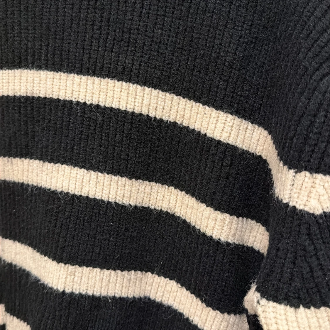 Randig stickad tröja  - 1
