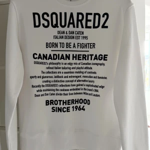 Vit sweatshirt från Dsquared2 - Hej, säljer nu min Dsquared2 sweatshirt. Den är aldrig använd och lappen sitter kvar i. Den är i storleken 16y. Finns äkthets kontroll inuti och har möjligtvis kvittot kvar också. Skriv vid frågor. Kan mötas i Stockholm/ Uppsala området. 