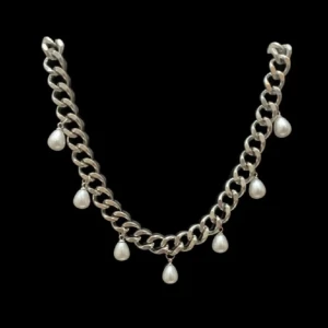 Silverfärgat halsband med pärldroppar -  silverfärgat halsband i rostfritt stål med bred kedja och sju droppformade vita pärlor som hänger längs hela kedjan. Justerbar längd med karbinhake och extra kedja. 