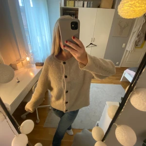 Stickad kofta  - Jättesnygg och mysig stickad kofta med knappar 