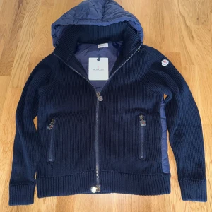 Moncler cardigan - Säljer nu denna moncler cardigan i strl M. Jag på bilden är 180 o den sitter perfekt på mig. Nfc och QR kod funkar precis som det ska. Bara att skriva ett DM vid intresse!