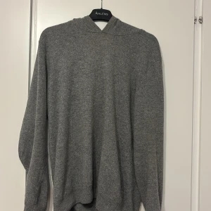 Kashmir hoodie från Oscar Jacobsson - Grå Kashmir tröja från märket Oscar Jacobsson. Tröjan är i storlek S och är knappt använd, hör av dig om du har nån fråga. Pris kan diskuteras vid snabb affär