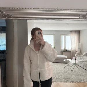 Teddyjacka - Säljer denna fina jacka, använd 1 gång så i toppenskick! Storlek 170 i Young men passar bra på mig som är en XS, skulle nog passa S också 🌸