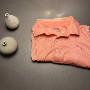 Golf piké  - Säljer nu denna riktigt snygga puma golf piken i st xs bara höra av dig vid frågor eller funderingar och pris kan absolut diskuteras🤩