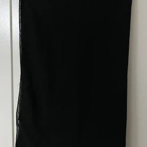 Svart hijab/slöja eller halsduk  - Man kan använda denna som hijab/slöja eller halsduk tycker jag. Minns inte vart jag köpte ifrån, men som ni ser på bilden har den absolut inga skada eller fläckar. Längden/höjden är 173cm och bredden är 58cm. 💕