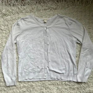 Söt vit kofta - Söt vit kofta i 100% bomull. Jättefin att ha över ett linne eller bara som den är! Finns en pytteliten fläck på innersidan vid en av knapphålen men den syns självklart inte när man har på sig den