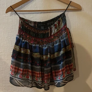 Minikjol MANGO - Super söt kjol I stretchiga material från mango!! Har använt som kjol, ovan jeans och som topp flera gånger😙🪷