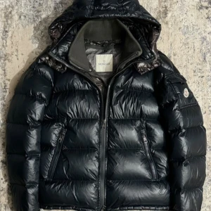 Svart Moncler pufferjacka med huva - Säljer denna feta Moncler jacka! För 5399! Självklar äkta kvitto finns från manér closet! Nypris är på över 10tusen! Priset är inte hugget i sten vid snabb affär bara att höra av sig! Köper man snabbt skickas det med ett par replay jeans! 
