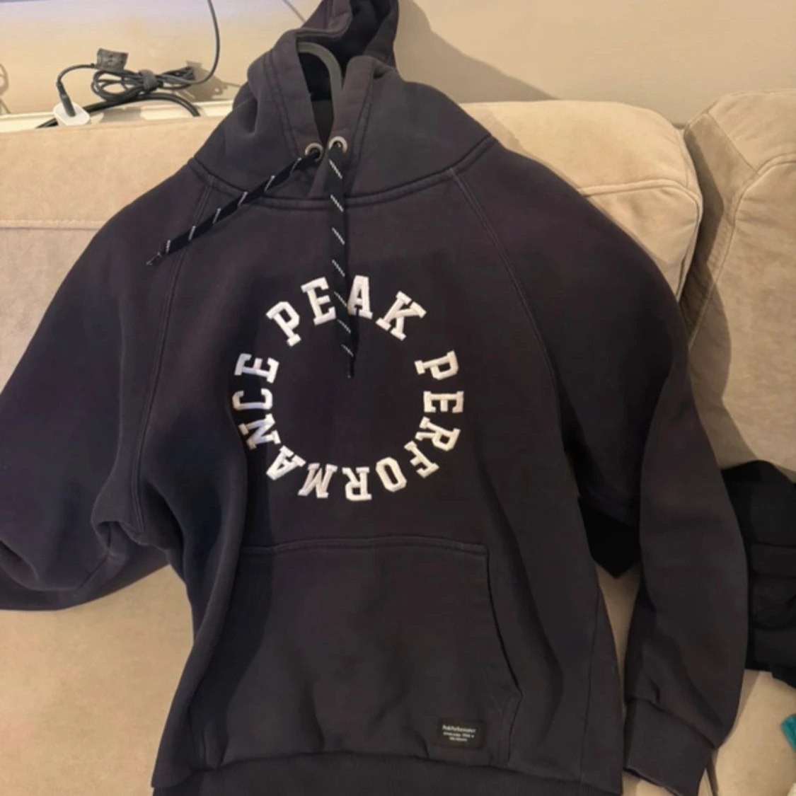 Marinblå hoodie från Peak Performance