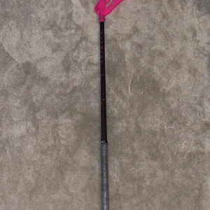 Salming innebandyklubba - Salming innebandyklubba med svart skaft och rosa blad. Greppet är i gott skick och bladet visar minimalt slitage. Perfekt för både träning och match. Lätt och hållbar konstruktion, redo att användas direkt. Pris går att diskutera 