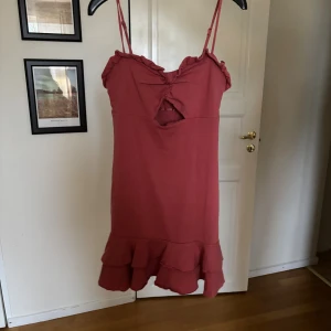 klänning  - säljer denna jätte fina korall klänning för 125❤️från asos och storlek 36!