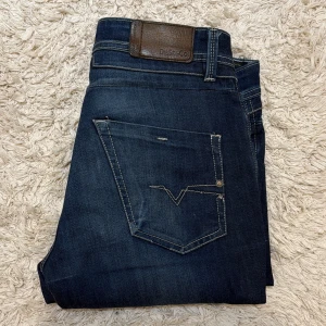 Mörkblå diesel jeans - Snygga diesel jeans som är limiterade och kostar runt 2000kr nypris. De passar till allt och är i bra skick. Bara att skriva vid funderingar mvh Liam! 