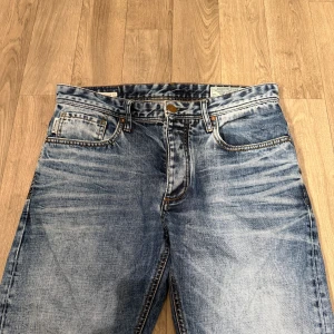 Jack & Jones Jeans Regular Fit Blå W32 L32 - Sjukt feta Jack & Jones Nick | Regular Fit jeans i storlek W32/L32 med snygg blå fade/tvätt. Mått: Midja - 43cm, Benlängd: 107cm. Hör av dig vid funderingar!