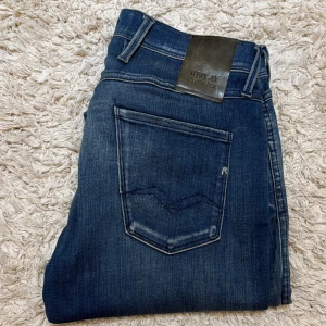 Replay anbass - Säljer nu dethär snygga Replay anbass hyperflex som är i bra skick. Nypris ligger på 1800kr och storleken är 29/34 och de sitter riktigt bra. Bara att skriva vid funderingar mvh Liam!😁