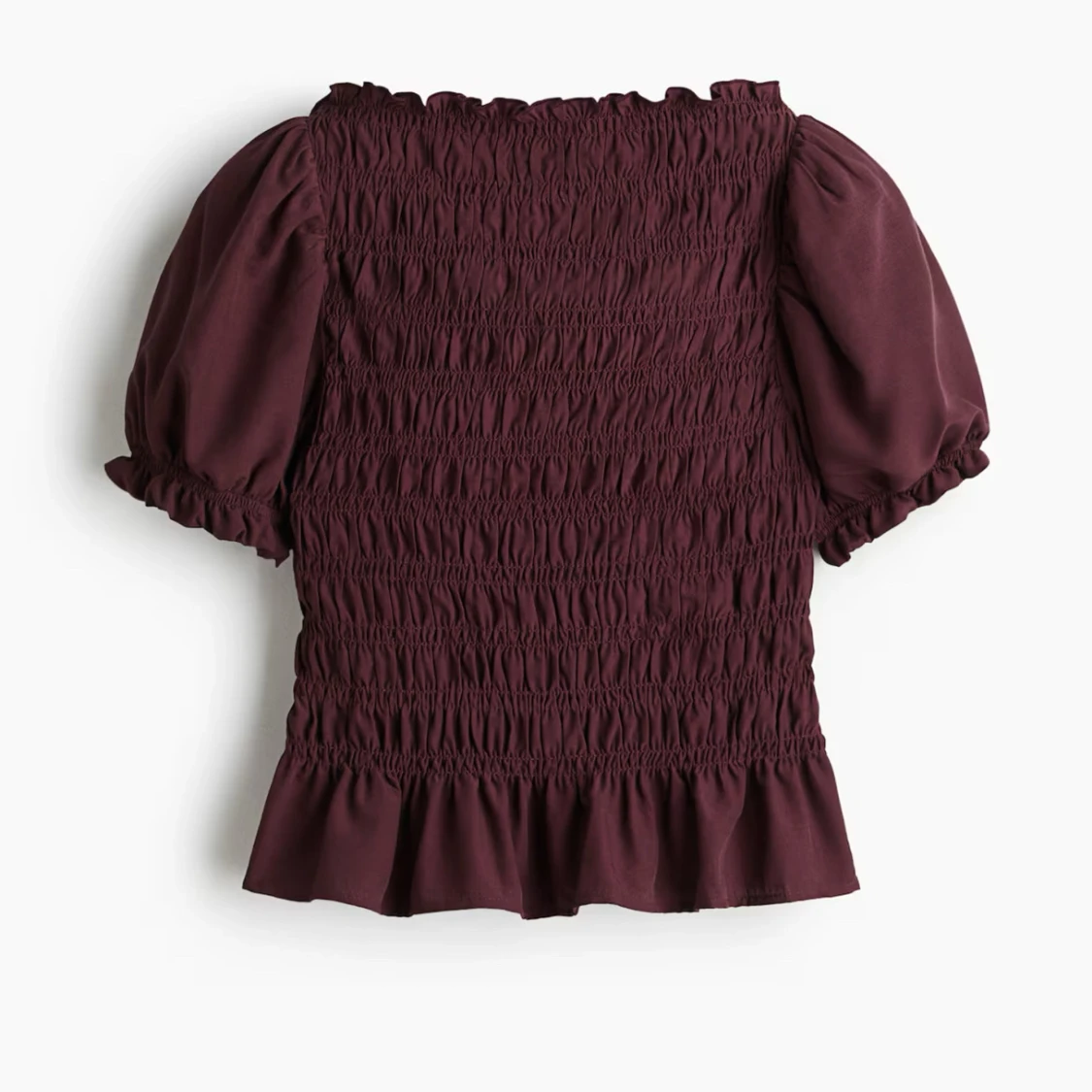 Vinröd blus med puffärm och volang