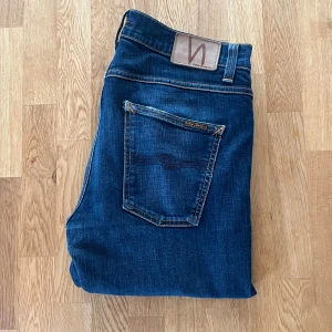 Nudie Jeans Lean Dean 33/36 - Nudie Jeans i modellen Lean Dean. De är i väldigt bra skick, storlek W33 L36. Skriv vid funderingar🙌Pris kan diskuteras