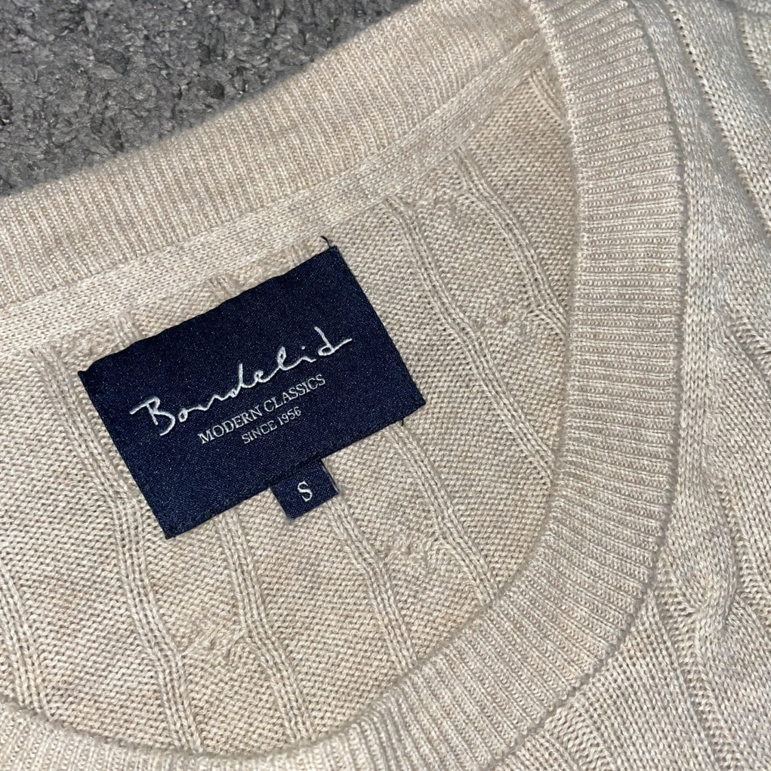 Beige kabelstickad tröja Bondelid S - 1