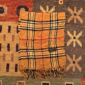 Vintage Burberry Scarf - -Riktigt bra skick. Nypris på dessa ligger på runt 5000kr, vilket gör detta till ett sjukt bra pris! Halsduken är gjord i Lamull, och är perfekt inför hösten och den kommande vintern. Anledningen till att det står ”Burberry’s” och inte ”Burberry” på lappen är eftersom halsduken är från några år tillbaka, innan de bytte namn! Om du har någon fråga är det bara att skriva till mig. /elgnce (5)