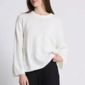 Vit stickad tröja med lång ärm - Säljer min vita stickade tröja från Lager 157 då jag köpt en ny i annan färg och inte behöver den längre, kom med prisförslag om du vill ha bättre pris❤️