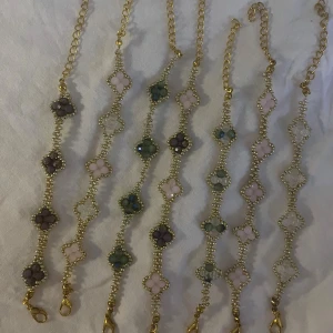 pärlarmband med blommor - Unika armband med små pärlor i guldton och blommor i lila, rosa, grön och transparent. van cleef design 🍀30 kr per armband 