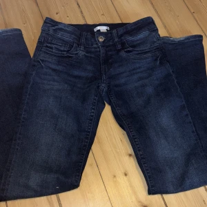 Mörkblå jeans från Gina Tricot - Snygga mörkblå jeans från Gina Tricot i klassisk femficksmodell. Jeansen har rak passform och normal midja, med subtila slitningar och snygg tvätt. Perfekta för dig som gillar en enkel och stilren look. Nypriset är 359kr