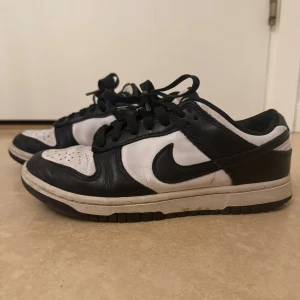 Panda dunks - Panda dunks från Nike. I använt skick, inte rengjorda på bilden. Endast dekfekter på insidan vid hälen, där är tyget lite trasigt men de gör ingen skillnad