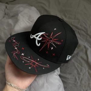 New era keps - 10/10 skick new era keps med röda detaljer, extremt sällsynt, storlek 