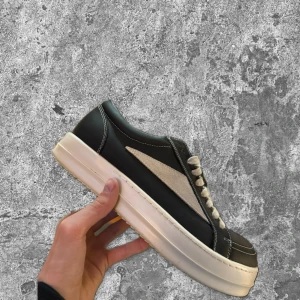 Rick Owens ”Vans” skor - Säljer ett par sällsynta Rick Owens Vans i bra skick. Äkthetsbevis finns‼️ Allt og ingår!! lite slitna på undersidan och en av sömmarna på sulan har gått upp. Passar till det mesta och man blir en bit längre så bra för alla short kings🥰 kom gärna med frågor😊