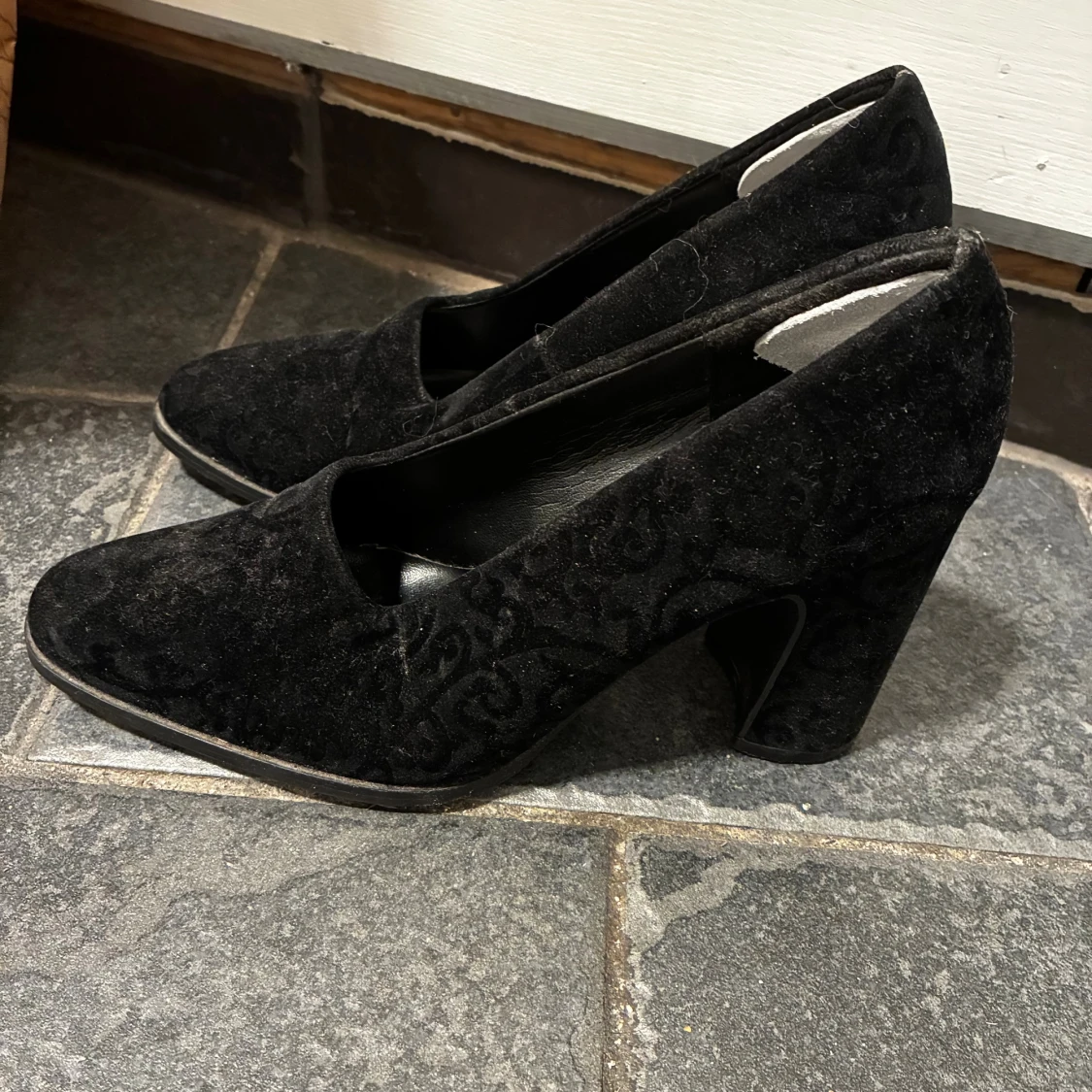 Svarta pumps i sammet