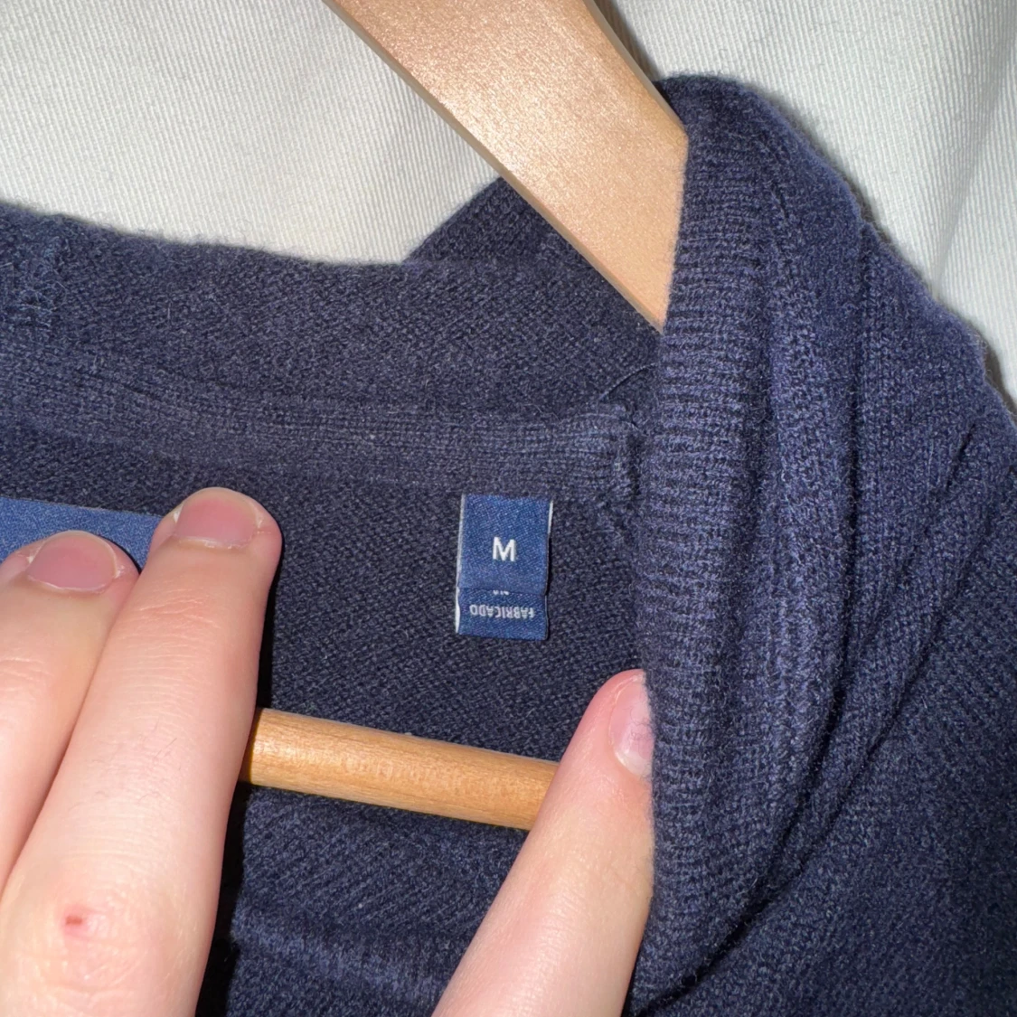 Mörkblå stickad kashmir hoodie från GANT - 1