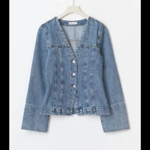 Blå jeansjacka med v-ringning - SÖKER denna från Gina tricot i storlek xs/34
