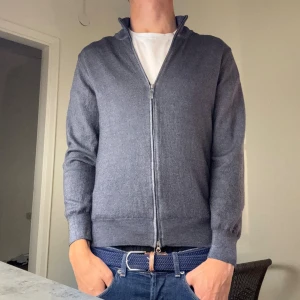 Grann sasso tröja  - Säljer en riktigt snygg Grann Sasso tröja merino-kashmir! Skick på denna tröjan är 9/10 använd fåtal gånger storlek är s passar även xs! Skriv om ni har några frågor eller funderingar!🙌🤝