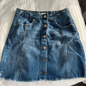 Jeans kjol - Från Gina Tricot i storlek 40