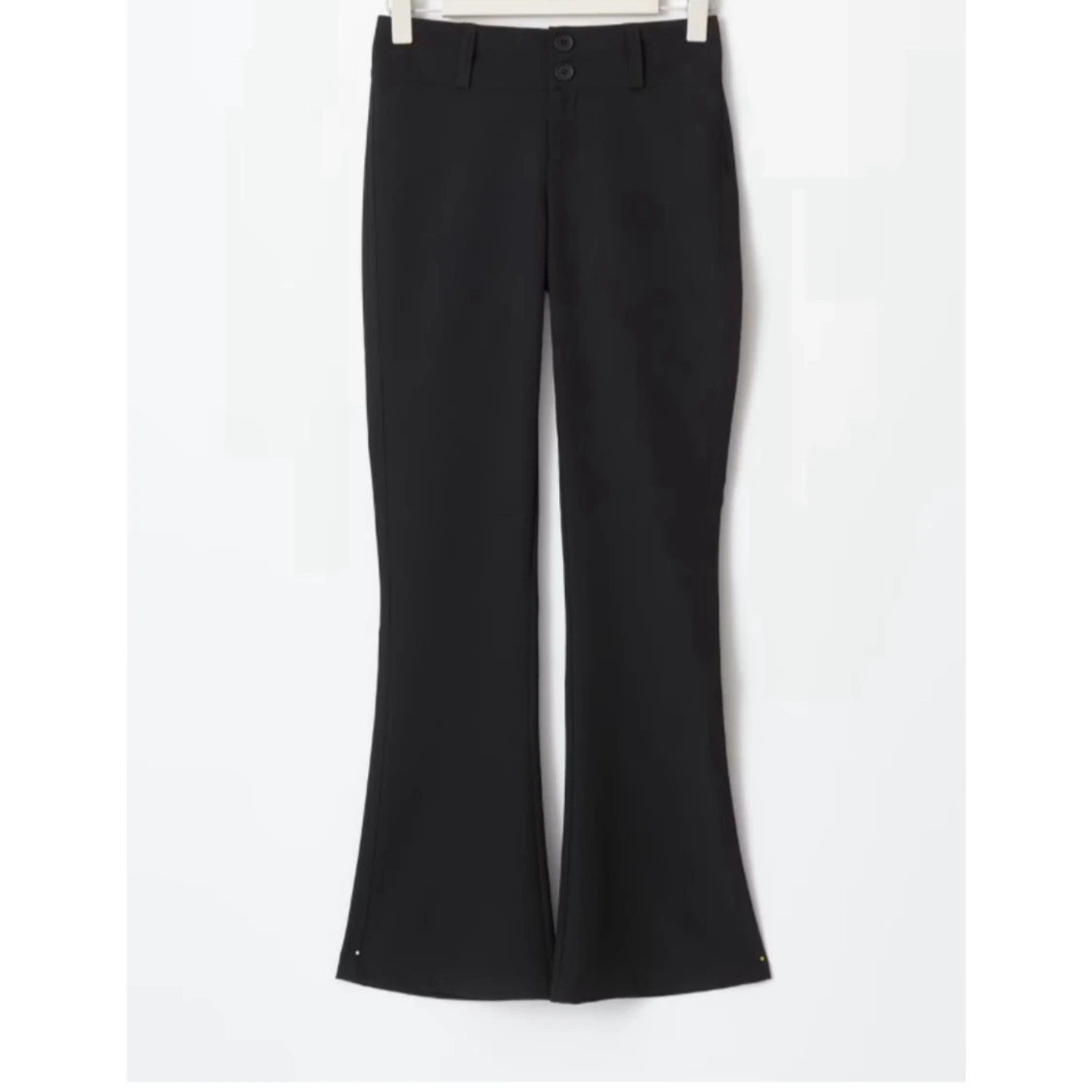 Svarta bootcut byxor med fickor