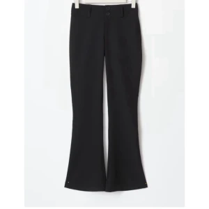 Svarta bootcut byxor med fickor - Snygga svarta bootcut byxor med två knappar i midjan och fickor med lock bak. Skriv privat för mer bilder!!!❤️