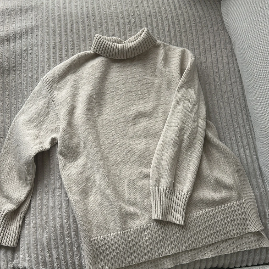 Beige stickad polotröja med slits i sidorna