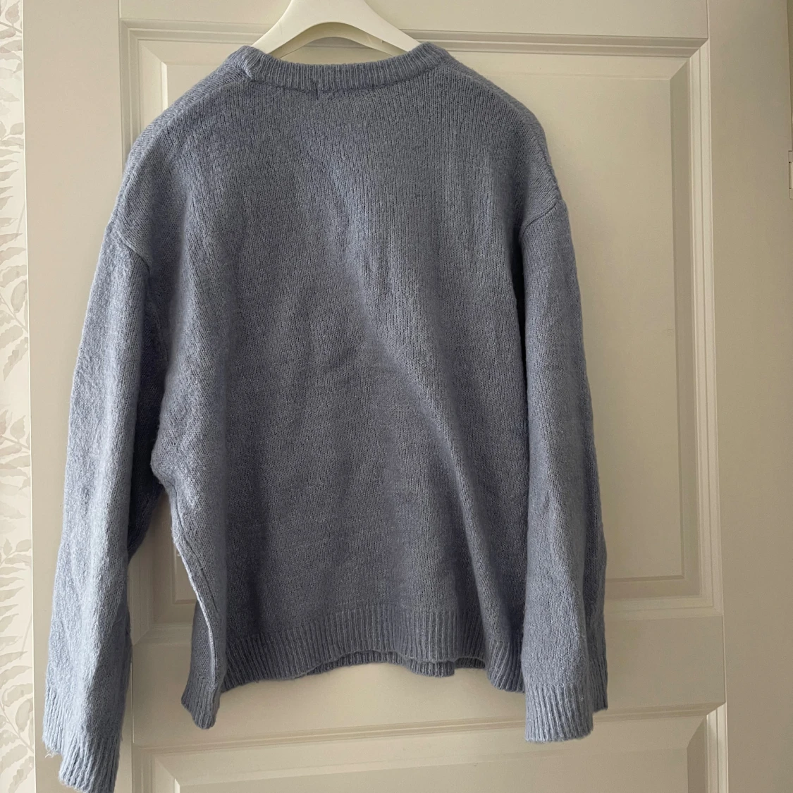 Ljusblå stickad tröja med rund hals - 1